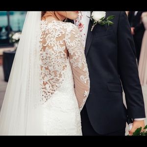 Selling a beautiful white wedding dress!